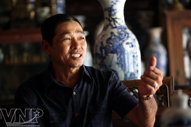 Một người Việt c&oacute; h&agrave;ng ngh&igrave;n đồ đồng, đồ sứ